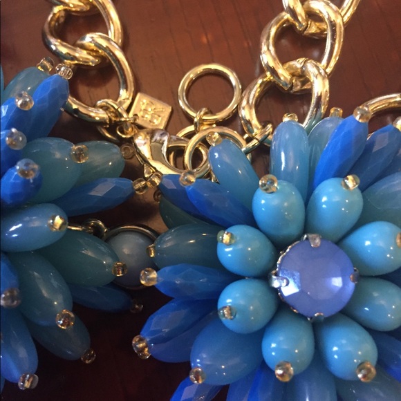 NWOT Banana Republic Blue Dahlia Burst Necklace - Picture 5 of 5